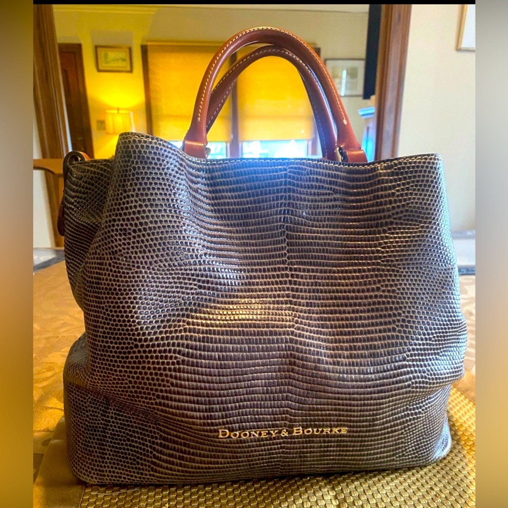 Dooney and Bourke Barlow Satchel 👜🕶